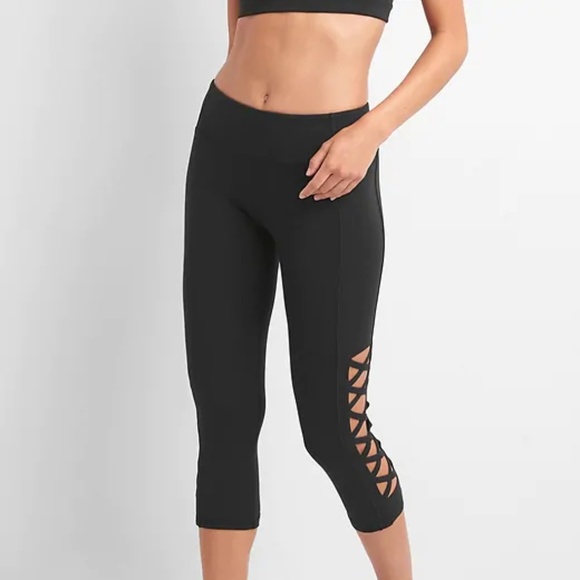 GAP Pants - Gap GFast High Rise Blackout Cutout Capris size SP